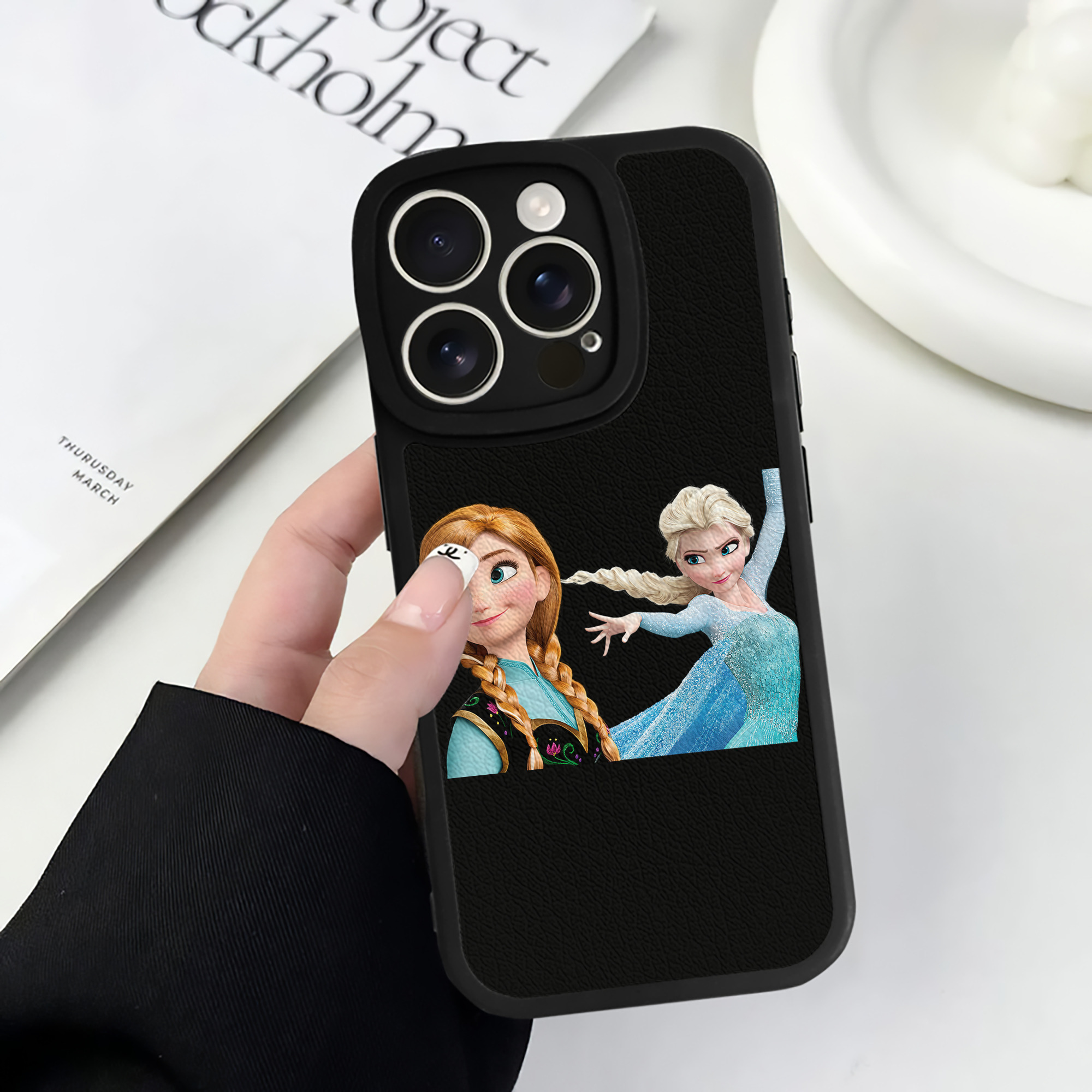 （画像用） アナと雪の女王 アンナ エルサ Frozen Anna Elsa 【iPhone 16シリーズ対応】シリコンスマホケース（レザー調） 材質：シリコン